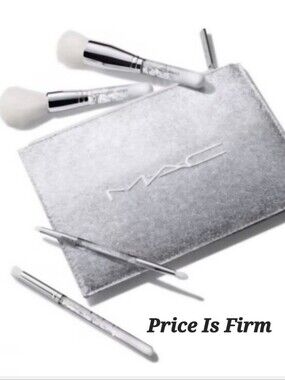 MAC Brush Of Snow Essential Brush Kit